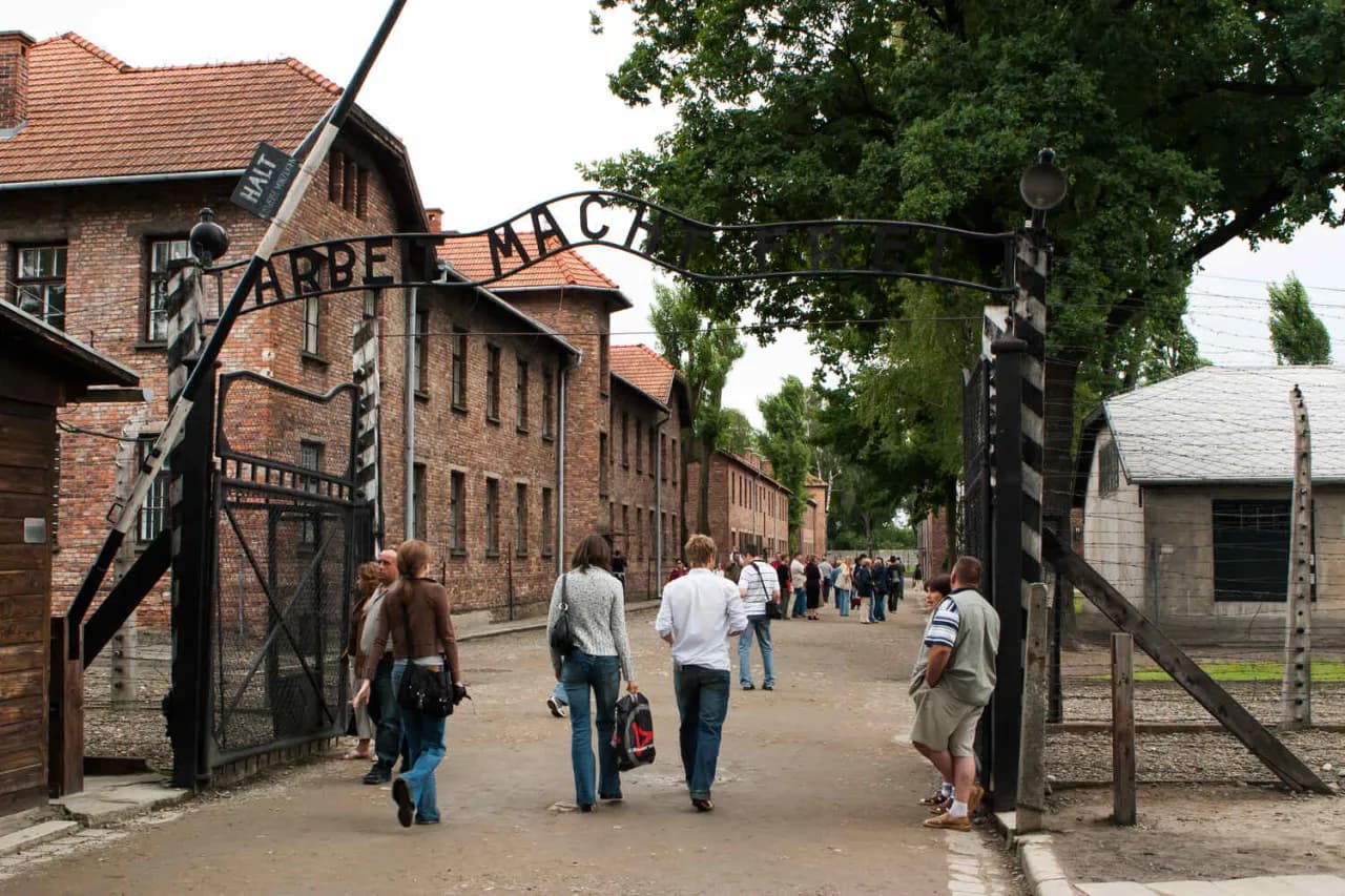 Jak się ubrać do Auschwitz, by okazać szacunek i komfort? Jak się ubrać do Auschwitz, by okazać szacunek i komfort?