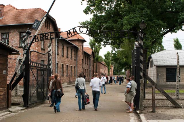 Jak się ubrać do Auschwitz, by okazać szacunek i komfort? Jak się ubrać do Auschwitz, by okazać szacunek i komfort?