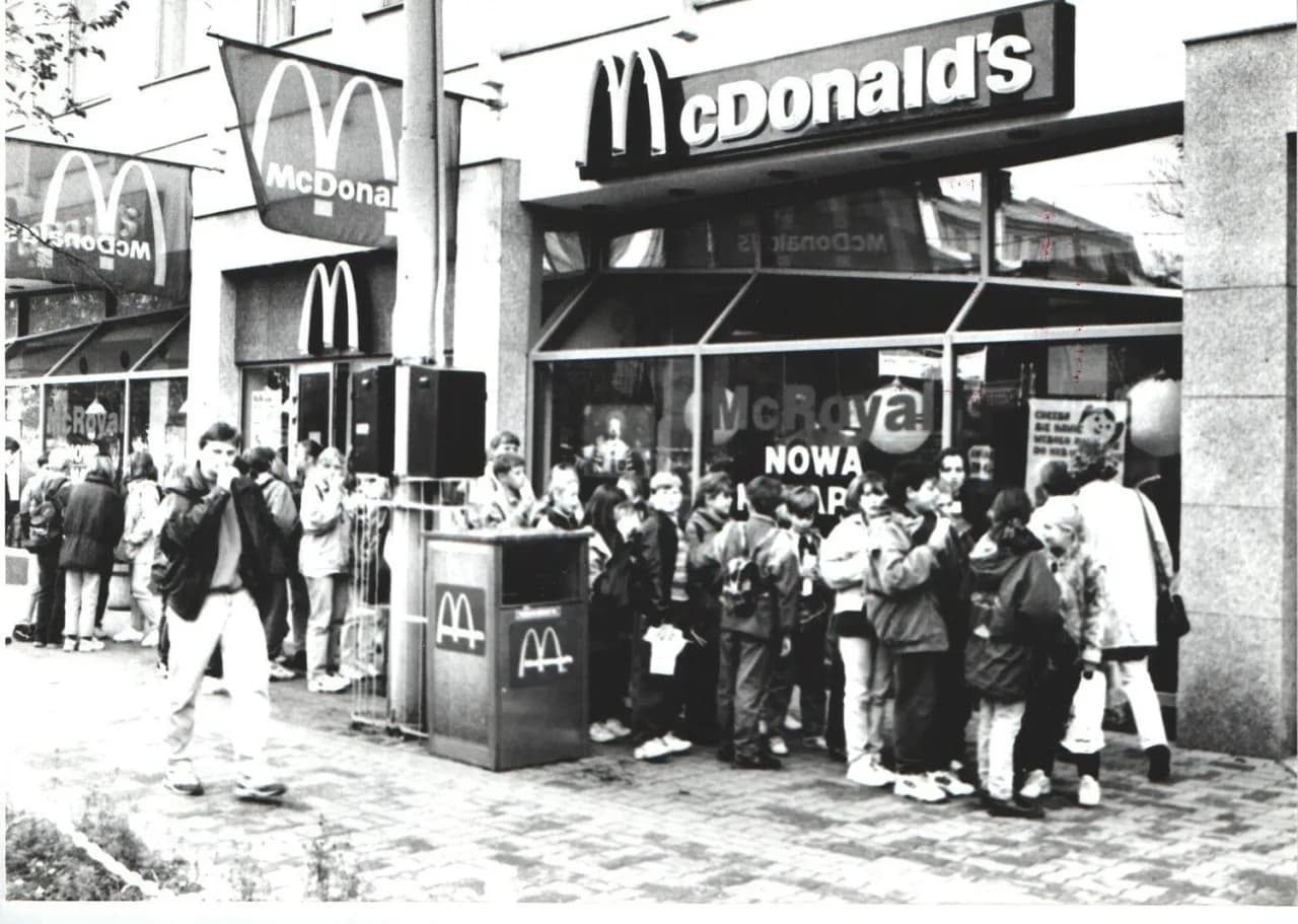 Kiedy był pierwszy McDonald's w Polsce? Zaskakujące fakty i historia Kiedy był pierwszy McDonald's w Polsce? Zaskakujące fakty i historia