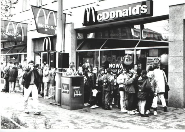 Kiedy był pierwszy McDonald's w Polsce? Zaskakujące fakty i historia Kiedy był pierwszy McDonald's w Polsce? Zaskakujące fakty i historia