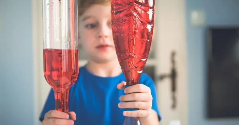 Eksperymenty z kolorami dla dzieci – proste i fascynujące zabawy w domu Eksperymenty z kolorami dla dzieci – proste i fascynujące zabawy w domu