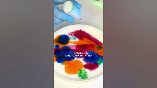 Eksperyment z mlekiem i farbami: Zaskakujące efekty dla dzieci Eksperyment z mlekiem i farbami: Zaskakujące efekty dla dzieci
